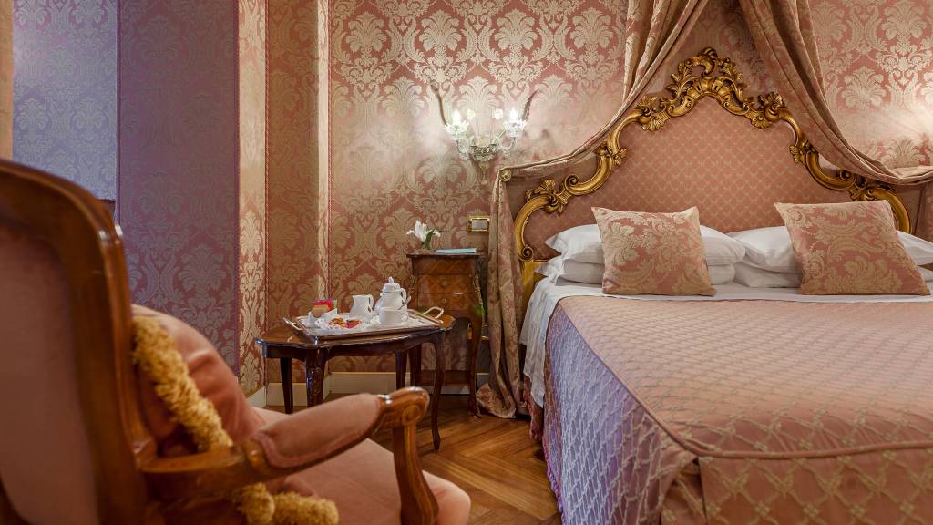 Hotel-Antico-Doge-Venice-Triple-Deluxe-Room-112-LETTO