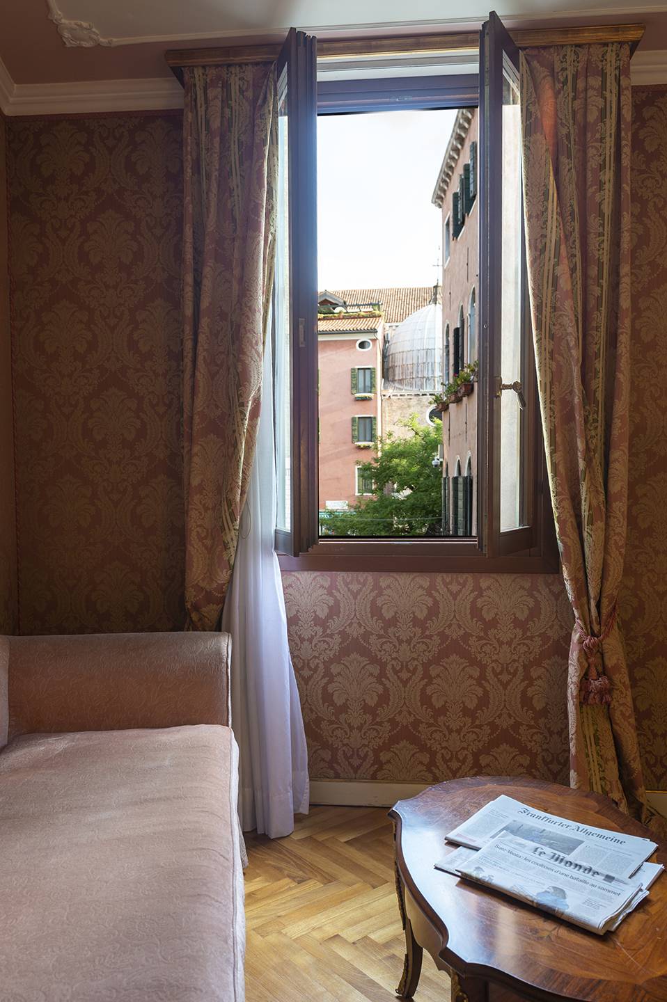 Hotel-Antico-Doge-Venice-Deluxe-Canal-View-Room-DSC-6769