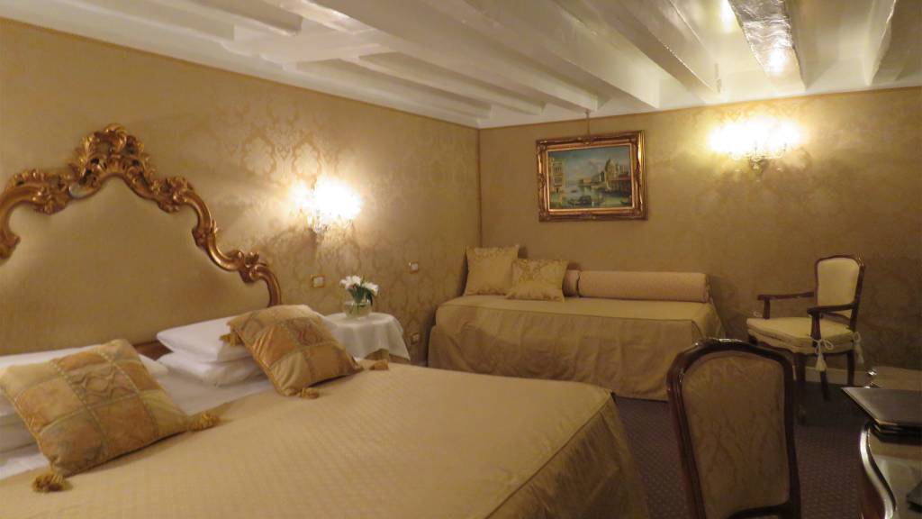 Hotel-Antico-Doge-Venice-Initiale-Room-211-camera-b