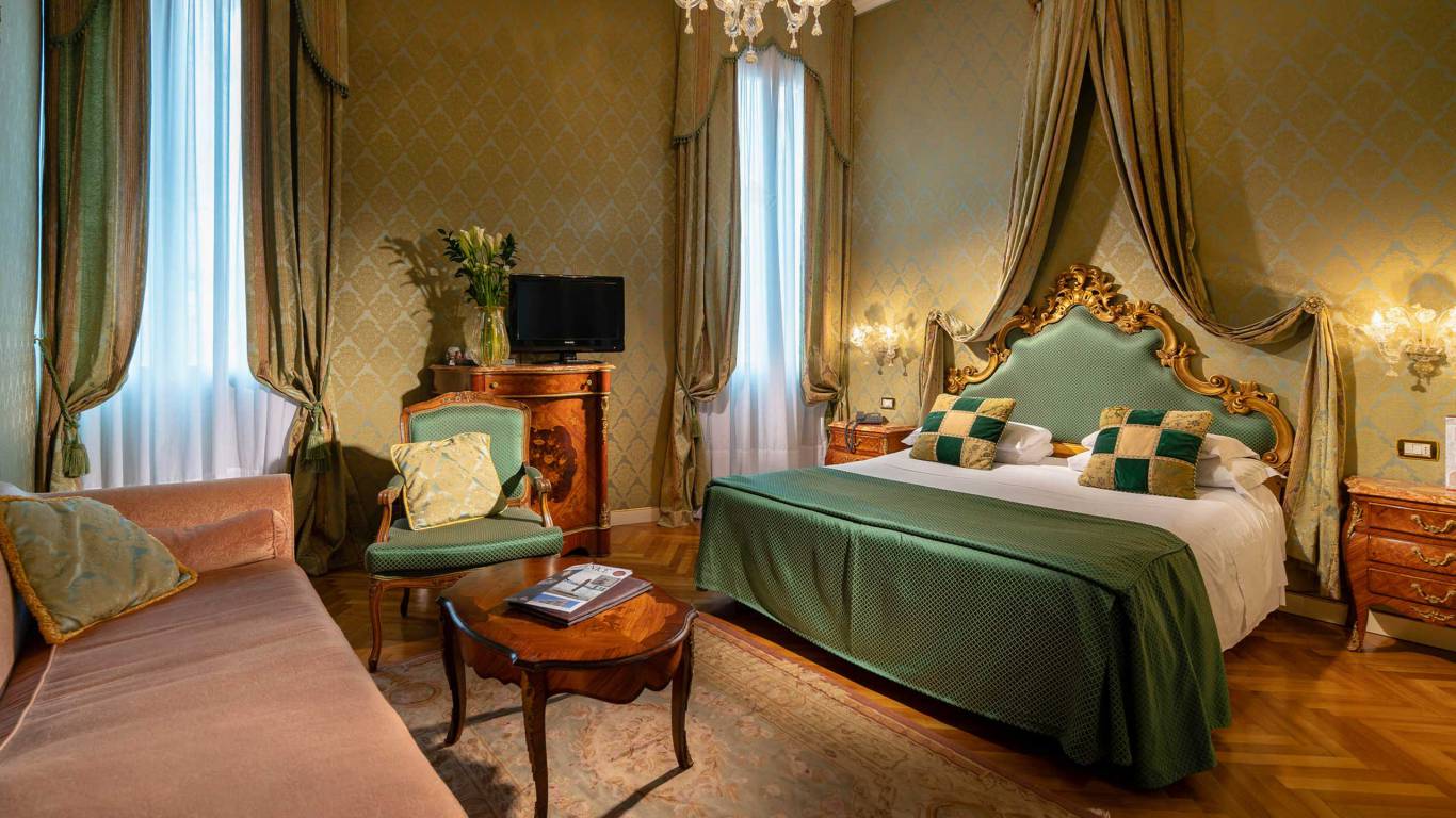 Hotel-Antico-Doge-Venice-Triple-Deluxe-Room-DSC2735-Bandion-new