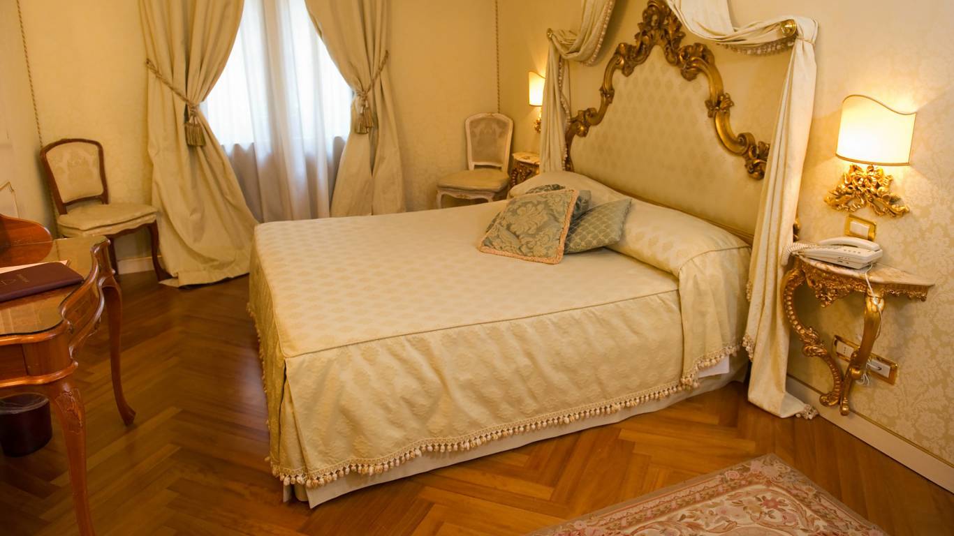 Hotel-Antico-Doge-Venice-Initiale-Room-3DS-5395